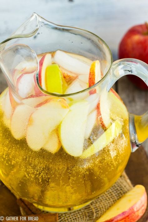 Apple Juice Punch, Apple Cidar, Sparkling Water Drinks, Apple Cider Juice, Sparkling Apple Cider, Thanksgiving Punch, Pumpkin Patch Party, Holiday Appetizers Recipes, Sparkling Cider