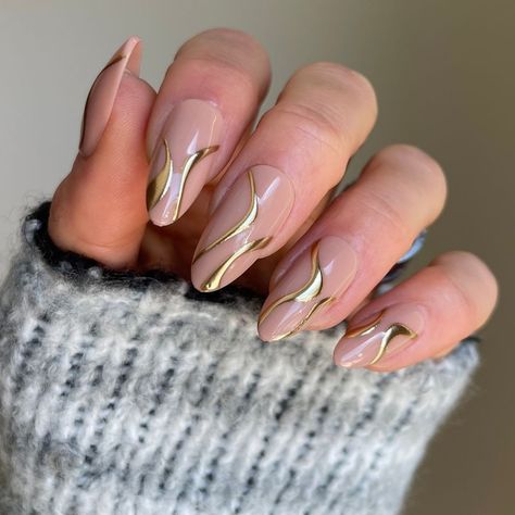 Nail inspo🧁💅🏻 - -dm to place order -follow @nailsecrets.co - Nail kit include - set of 10 nails, nail glue , nail glue tabs, cuticle pusher, filer, alcohol swabs, instructional manual and freebies 💕🍁 - - - - - - - 🏷 #nail #nailart #stickon #stickonnails #customiseablenails #nails #pressonnails #pressons #pressonnailsindia #stickonnailsindia #pressonnailsonsale #supportsmallbusiness #smallbusinessindia #smallbusinessjammu #easypressonnails #pressonjammu Gold Lines On Nails, Nude And Gold Almond Nails, Minimal Design Nails, Nails Inspo Almond Shape, Nude Base Nail Designs, Gold Detail Nails, Uñas Color Nude, Luxury Acrylic Nails, New Years Eve Nail Art