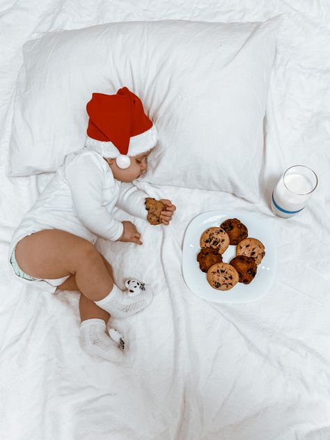 First Holiday Baby Pictures, Baby Christmas Aesthetic, Diy Baby Christmas Photoshoot, Diy Christmas Photoshoot Baby, December Baby Photoshoot, Winter Baby Photoshoot, Christmas Baby Photoshoot, Holiday Baby Pictures, Christmas Baby Pictures