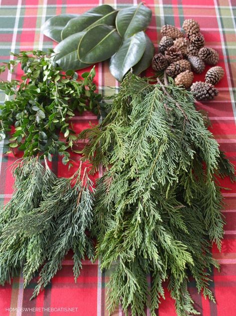 Christmas Table Centerpieces Elegant, Centerpiece For Christmas, Table Runner Centerpiece, Smell Of Christmas, Centerpiece Diy, Evergreen Christmas, Centerpieces Ideas, Red Christmas Ornaments, Table Garland