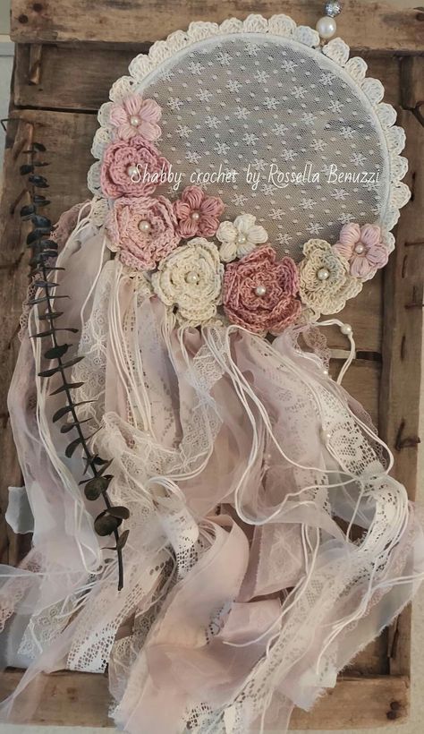 Lace Dream Catcher Diy, Shabby Chic Wreath Ideas, Lace Diy Projects, Vintage Valentine Crafts, Doily Dream Catchers, Shabby Chic Diy Projects, Diy Dream Catcher Tutorial, Crystal Suncatchers Diy, Lace Dream Catchers