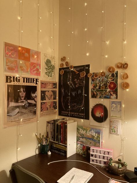 Fairy Dorm Room Aesthetic, Dorm Room Music Posters, Music Dorm Room Aesthetic, Eccentric Dorm Room, Yellow Dorm Room Aesthetic, Vinyl Dorm Decor, Window Desk Aesthetic, Dorm Lights Ideas, How To Decorate Desk