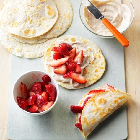 Fresh Strawberry Breakfast Tacos Strawberry Tacos, Tortilla Recipes, Chimichanga Recipe, Work Breakfast, Breakfast Tacos Recipe, Telur Gulung, Strawberry Snacks, Strawberry Recipe, Tacos Recipes