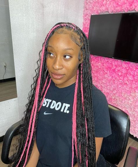 Braids Hairstyles For Black Women Color, Pretty Braiding Hairstyles, Boho Knotless Braids With Color Pink, Pink And Black Boho Knotless Braids, Medium Knotless With Color, Pink And Black Boho Braids, Pink Boho Knotless Braids, Knottles Braids Styles, Medium Boho Knotless Braids With Color