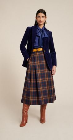 Tartan Fashion, Tartan Skirt, Skirts With Boots, Cooler Look, Runway Trends, Plaid Skirt, Work Wardrobe, Mode Vintage, Mode Inspiration