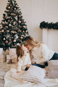 Christmas Shoot Outfits, Christmas Photoshoot Ideas Family, Christmas Dressing, Diy Christmas Photoshoot, Christmas Mini Shoot, Mommy Daughter Photoshoot, Christmas Pictures Outfits, Christmas Family Photoshoot, Christmas Poses