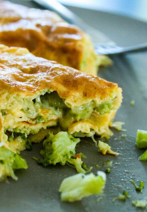 Broccoli Omelette Healthy, Broccoli Recipes Breakfast, Omlet Recipes Broccoli, Broccoli Cheese Omelette, Leftover Cooked Broccoli Recipes, Broccoli Omelette, Leftover Broccoli, Fast Easy Breakfast, Cheese And Broccoli