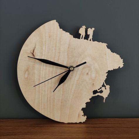 Wooden Clock Ideas, Diy Wooden Clock, Wood Clock Design, Wood Chair Diy, Handmade Wood Crafts, Wood Burning Patterns Stencil, Clock Diy, Wood Art Diy, Wooden Garage