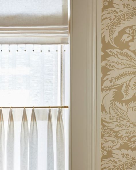 Kelley Proxmire on Instagram: “Details, details! Dressing a window isn’t a ‘one-size fits all’ game. Layering wovens with a Roman shade and a café-style curtain offers a…” Roman Blind With Sheer Curtain, Valance With Bamboo Blinds, Voil Roman Blinds, Roman Blinds With Scalloped Edge, Sheer Linen Roman Blinds, Woven Roman Shades, Layered Window Treatments, Cafe Style, Beautiful Windows