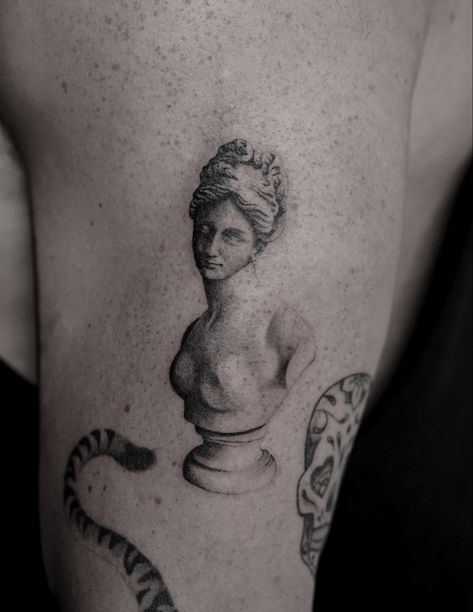 Venus Of Milo Tattoo, Venus Inspired Tattoo, Venus Bust Tattoo, Female Statue Tattoo, Venus Tattoo Goddess, Birth Of Venus Tattoo, Siren Energy, Goddess Tattoos, Venus Tattoo