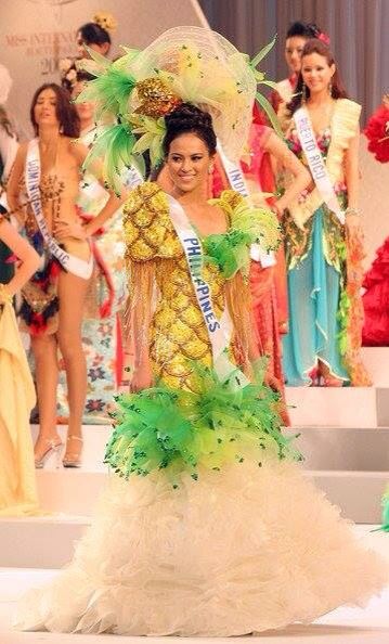 Former Miss International Precious Lara Quigaman, pineapple themed native costume Tropicana Costume, Pineapple Costume Womens, Pineapple Costume Diy, Tahitian Aparima Costume, Pineapple Halloween, Tahitian Costumes Headpieces, Pineapple Costume, Pineapple Dress, Dance Attire