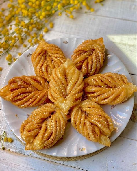 Algerian Pastries, Algerian Desserts, Algerian Sweets, Eid Sweets, Picnic Date Food, Algerian Food, Bangladeshi Food, Arabic Desserts, Traditional Sweets