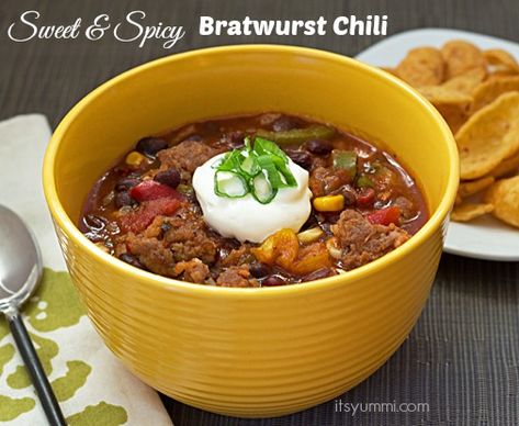 Spicy bratwurst is combined with sweet fruit salsa, black beans, tomatoes, and a bit of heat to create this quick and easy dinner. 5 cans + 15 minutes = "dinner's done"! Bratwurst Chili Recipe, Bratwurst Chili, Brat Recipes, Bratwurst Recipes, 15 Minute Dinners, Chili Cookoff, Meat Dish, Chili Cook Off, Fruit Salsa