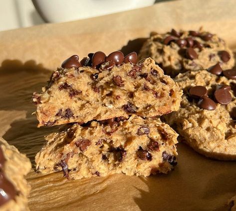 Vegan Banana and Oatmeal Chocolate Chip Cookies Recipe Banana Date Cookies, Oatmeal Chocolate Chip Cookies Recipe, Thm Cookies, Gluten Free Coffee Cake, Lemon Raspberry Muffins, Oats Chocolate, Vegan Lemon Cake, Gluten Free Coffee, Oatmeal Chocolate Chip Cookie Recipe