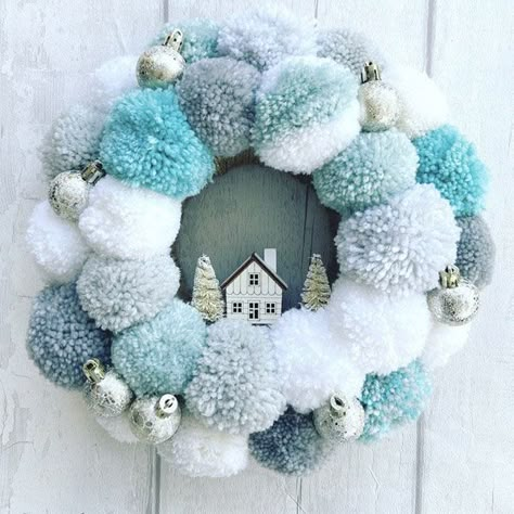 Cute Pom Poms To Make, Decorate and Wear Simple Art Craft, Christmas Pom Pom Crafts, Wreath Snowman, Christmas Pom Pom, Pom Pom Wreath, Cute Ideas, Pom Pom Crafts, Christmas Wreaths To Make, Xmas Wreaths