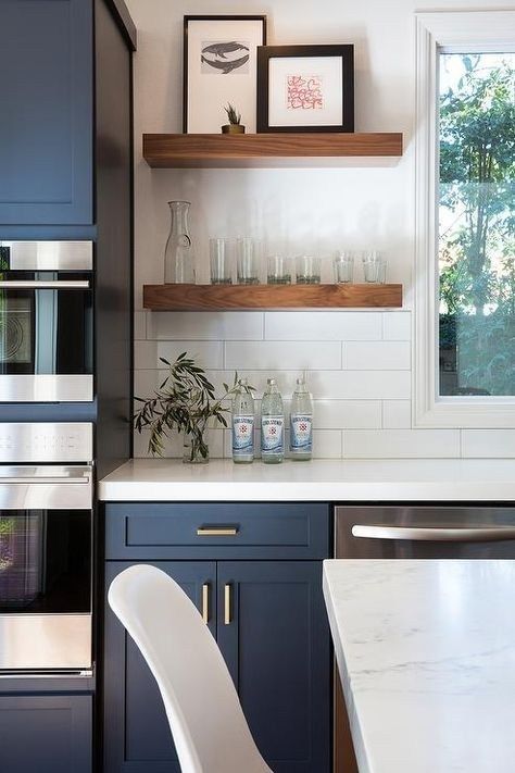 Blue Shaker Cabinets, Countertop Concrete, Navy Kitchen, Estantes Flotantes, Blue Kitchens, Trendy Kitchen, Painting Kitchen Cabinets, Counter Tops, Wood Kitchen