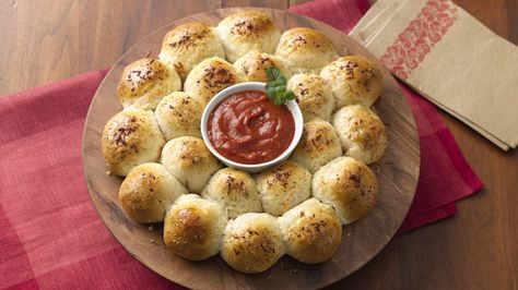 Beautiful on a buffet, these golden biscuits have pepperoni and cheese inside! Prepare this savory sensation in only 20 minutes. Pizza Wreath, Biscuit Wreath, Pilsbury Recipes, Pizza Sugar Cookie, Refrigerated Pizza Dough, Biscuit Pizza, Pillsbury Biscuits, Fruit Pizza Sugar Cookie, Fruit Pizza Recipe