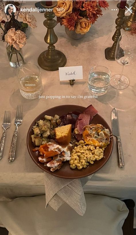 Thanksgiving Table Settings Aesthetic, Thanksgiving Dinner Table Aesthetic, Thanksgiving Dinner Setting, Friendsgiving Aesthetic Table, Thanksgiving Day Aesthetic, Thanksgiving Dinner Aesthetic, Friendsgiving Aesthetic, Friendsgiving 2023, Friendsgiving Dinner Party Decor