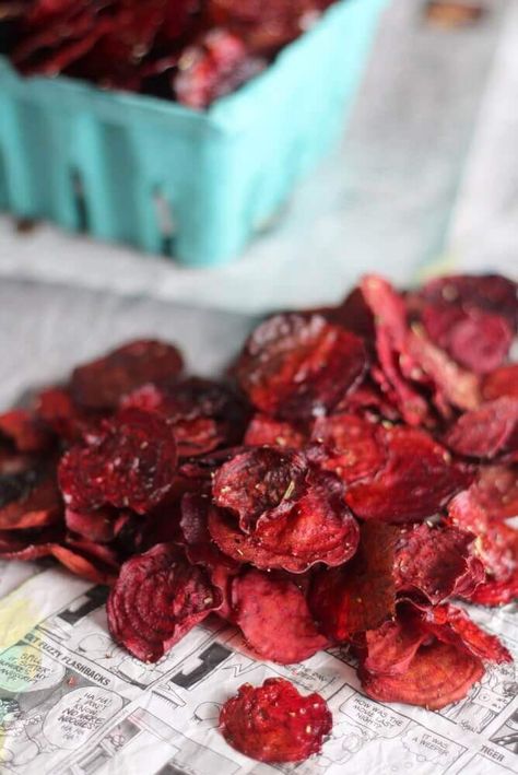 Crispy And Rosemary Garlic Beet Chips Beet Chips Recipe, Baba Ganush, Beet Chips, Garden Cooking, Rosemary Garlic, Dehydrated Food, Paleo Snacks, Dehydrator Recipes, Raw Food