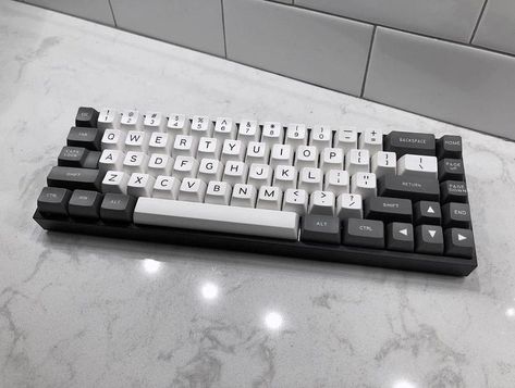 Blank and White mechanical keyboard Cool Gaming Setups, Keyboard Build, Custom Keyboards, White Keyboard, Setup Inspiration, Best Gaming Setup, Computer Setups, Computer Desk Setup, Pc Gaming Setup