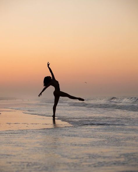 CANDY TONG on Instagram: "Summer tease ☀️ @the.thief.of.time #CandyTong #dance #ballet #pointe #ballerina #dancer #worldwideballet #instagramballerinas21 #pointemagazineofficial #worldwidedance #sanfrancisco #newyork #wildbayarea #igerssf #balletbeautifulgirls #instagramballerinas21 #balletspirit #ballet_a #balletpost ##balletinspiration1 #theballetscene #unapologeticallyasian #dancepreneur" Dance Photo Shoot Beach, Ballet On The Beach, Ballet Beach Photography, Beach Dance Pictures, Dance Pictures On The Beach, Pointe Poses Photography, Beach Dance Photos, Dance Beach Photography, Blue Dance Aesthetic