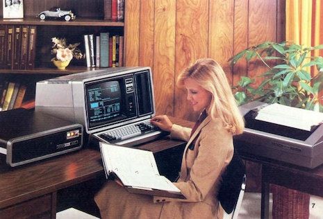 Pictures of women using boxy office computers from the early 1980s | Dangerous Minds 80s Shoulder Pads, 90s Office, 1980s Pop Culture, Pictures Of Women, Vintage Technology, Office Aesthetic, Dangerous Minds, Retro Office, Great Inventions