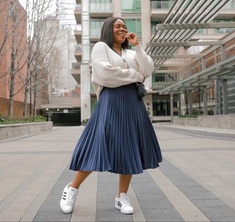 Pleated skirt outfit Pleated Skirt Midsize, Oversized Skirts Outfit, Professor Clothes, Pleated Skirt With Sweater, Oversized Sweater And Skirt Outfit, Pleated Skirt Outfit Work, Blue Pleated Skirt Outfit, How To Style Pleated Skirt, Pleated Skirt And Sneakers