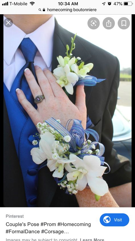 Prom Photoshoot Ideas, Boutineer Ideas, Prom Flowers Corsage, Prom Photography Poses, Homecoming Poses, Prom Corsage And Boutonniere, Prom Bouquet, Prom Pictures Couples, Prom Picture Poses