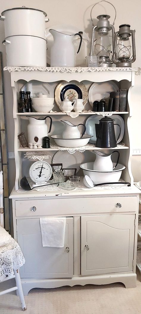 White Enamel Kitchen Decor, Enamelware Decor Ideas, Vintage Enamelware Decor Ideas, Black And White Vintage Kitchen, Vintage Enamelware Decor, White Kitchen Vintage, Milk Glass Display, Enamelware Decor, Antique Room