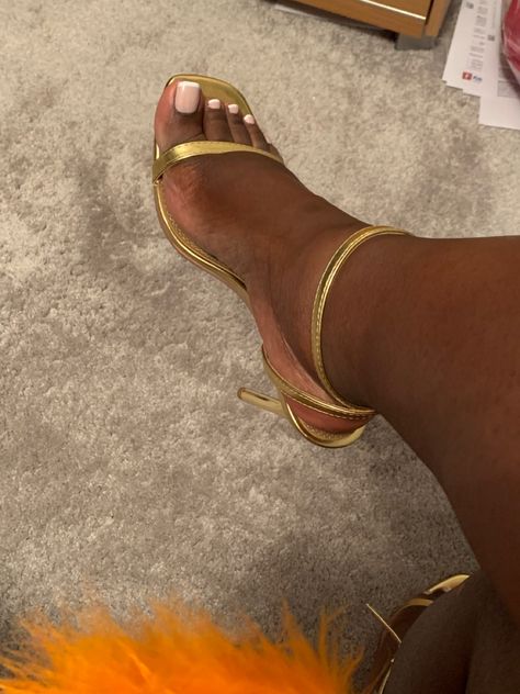 Toe Nails For Dark Skin, French Tip Nails Dark Skin, Pedicure Colors For Dark Skin, Toe Nail Colors For Dark Skin, Pedicure Black Women, French Toenails, Dinner Poses, Nails Dark Skin, Black Nails Design