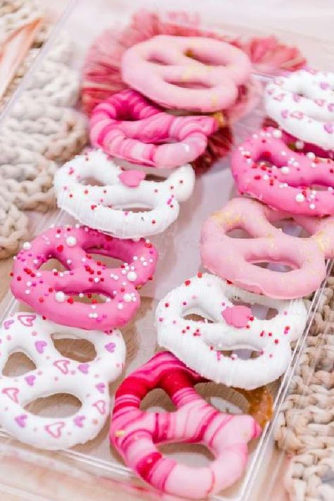 Valentines Day Party Desserts, Cute Pink Deserts, Valentines Day Sweets Ideas, Galentines Aesthetic Pink, Pink Covered Pretzels, Valentines Pretzels Ideas, Pink And White Treats, Pink Party Treats, Pink Pretzels