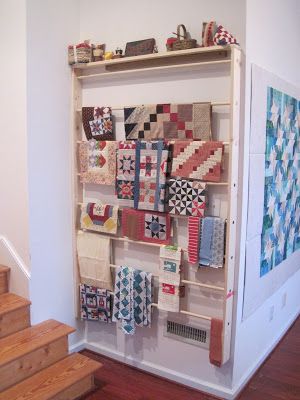 The Patriotic Quilter: Quilt Room Project; dark board below top rack is 2x2 that rack is mounted to. Quilt Sewing Room, Quilt Ladder, Quilt Room, Sewing Room Inspiration, Quilt Hangers, Sewing Spaces, Quilt Display, Quilt Studio, Sewing Room Design