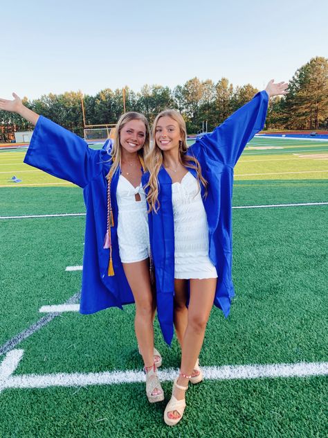 Cute Graduation Pictures With Friends, High School Graduation Pictures With Friends, Best Friend Graduation Pictures, Friend Graduation Pictures, Graduation Pictures With Friends, Graduation Pictures High School, High School Graduation Pictures, Senior Year Things, Cap And Gown Photos