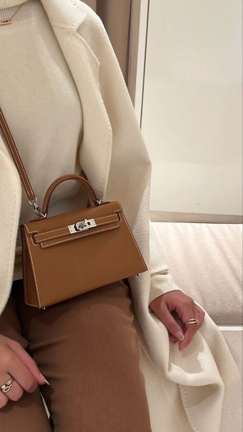 Brown Hermes Kelly, Hermes Kelly Pochette Outfit, Hermes Kelly 20 Outfit, Mini Kelly Outfit, Hermes Mini Bag, Hermes Birkin Mini, Hermes Birkin Brown, Clutch Outfit, Hermes Clutch