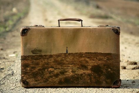 Old Luggage, Retro Kunst, Modern Metropolis, Old Suitcases, Pics Art, Past Life, Suitcases, Altered Art, Assemblage