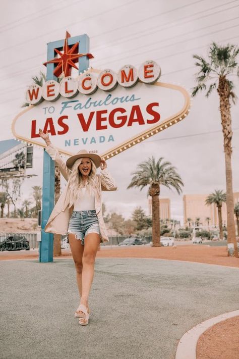 What To Wear In Vegas | 40+ Las Vegas Outfits For Every Occasion Las Vegas Outfit Ideas, Las Vegas Outfit Summer, Welcome To Las Vegas Sign, Vegas Outfit Ideas, Vegas Trip Planning, Las Vegas Pictures, Vegas Girls Trip, Vegas Outfits, Las Vegas Outfit