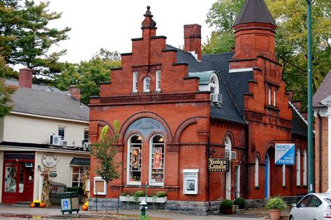 15 Best Small Towns to Visit in Massachusetts - The Crazy Tourist Stockbridge Massachusetts, Visit Manchester, 13 Colonies, Massachusetts Travel, East Coast Road Trip, New England Travel, Beach Town, The Crazy, London Travel