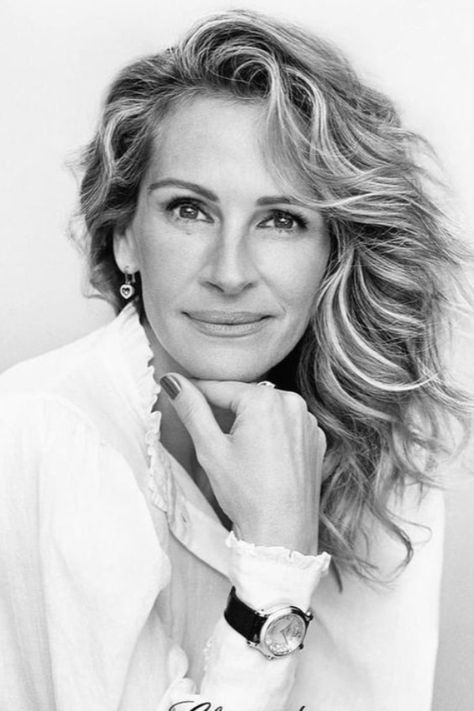 Julia Roberts - Global Innovators ---- #globalinnovators #celebrities #innovation #dreams #vision #limitless #entrepreneur #founder #creativity 2023 Celebrities, Modern Headshots Women, Business Headshots Women, Business Portraits Woman, Modern Headshots, Headshot Inspiration, Chopard Happy Diamonds, Professional Headshots Women, Pose Portrait