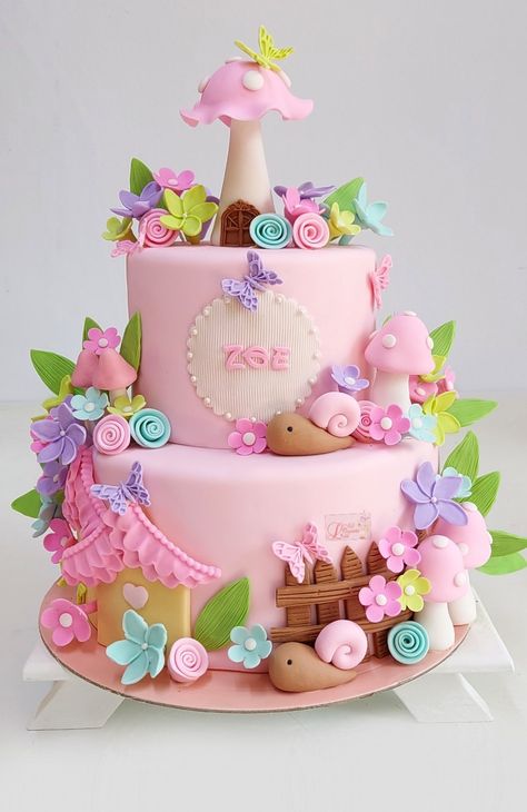 Baby Cake Design, Castle Birthday Cakes, Pastel Cakes, 4th Birthday Cakes, Princess Birthday Cake, Cake Decorating With Fondant, Adult Birthday Cakes, Fairy Cakes, Cake Decorating Designs