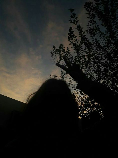 Asthetic Picture Of Women, Dark Photo Profile, Shadow Pics Aesthetic, Fake Insta Profile Pic, Aesthetic Dp For Instagram, Aesthetic Girls Dp, Instagram Profile Pic, Blur Photography, Sky Photography Nature