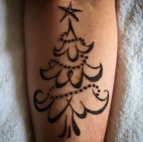 Henna Christmas tree Holiday Henna Designs, Henna Tree Designs, Christmas Mehndi Designs, Henna Christmas Designs, Winter Henna Design, Christmas Henna Design Ideas, Christmas Henna Design, Christmas Henna, Tree Henna