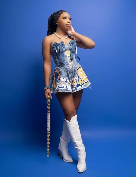 Sgrho Outfits, Senior Portrait Outfits, Sorority Fashion, Pretty Poodles, Graduation Photography Poses, Grad Photoshoot, Graduation Photography, Senior Picture Outfits, Graduation Photoshoot