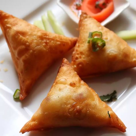 Vegetable Samosas Indian, Oven Samosas, Veggie Samosa Recipe, Making Samosas, Vegetable Samosa Recipe, Vegetable Samosa Filling, Samosa Filling Recipe Vegetables, Spiced Potatoes, Vegetable Samosa