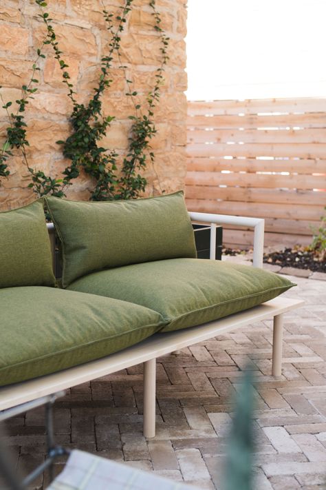 Sofa Cushions Diy, Outdoor Couch Cushions, Outdoor Couch Diy, Diy Patio Ideas, Outdoor Sofa Cushions, Patio Couch, Diy Couch, Patio Furniture Cushions, Outdoor Couch