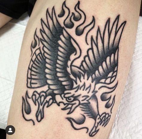 Eagle Flash Tattoo, Phoenix Tattoo Old School, American Traditional Filler, Desain Tattoo, Eagle Chest Tattoo, Tattoo Eagle, Traditional Eagle, Traditional Eagle Tattoo, Lock Tattoo