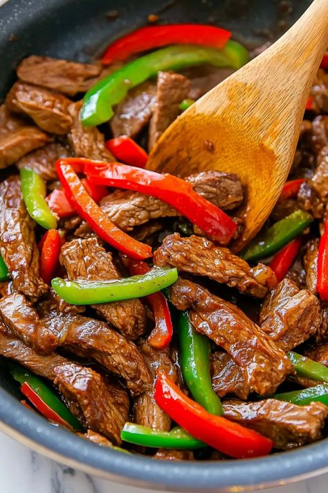 This pepper steak-stir fry is like having takeout right at home! It's savory, sweet, and bursting with incredible flavor. Pepper Steak Recipe Easy, Healthy Pepper Steak Recipe, New York Steak Recipe, Beef Pepper Steak, Beef Lo Mein Recipe, Pepper Steak Stir Fry, Steak Stirfry Recipes, Spicy Steak, Steak Stir Fry