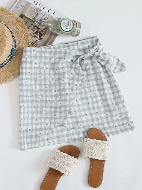 Skirt Flat Lay, Skirts Shein, Shein Skirts, Apple Bottom Jeans, Short Denim Skirt, Plaid Tie, Simple Trendy Outfits, Really Cute Outfits, Skirt Design