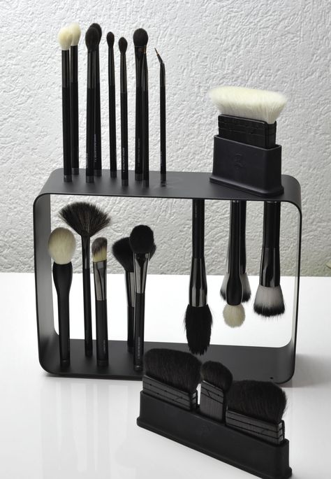 Makeup Flat Lay, Australian Makeup, Makeup Brushes Storage, Self Grooming, Rae Morris, Sweet Makeup, Makeup Tools Products, Flatlay Makeup, Face Brushes