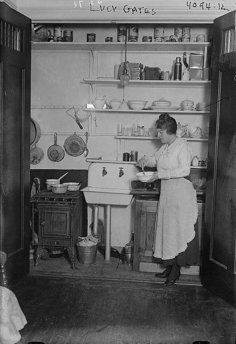 1910 Kitchen, Old Fashioned Kitchen, Victorian Kitchen, Vintage Appliances, Casa Vintage, Kitchen Pictures, Old Kitchen, Vintage Photographs, Home Improvement Projects