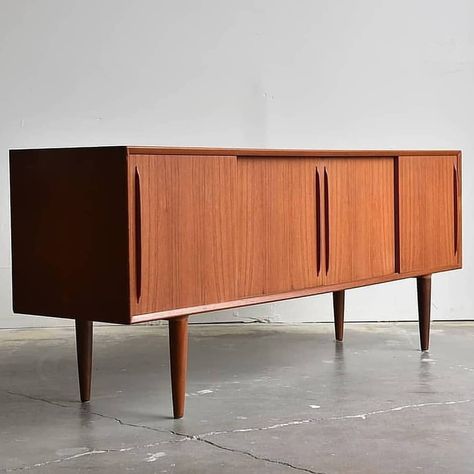 Banana Lab. on Instagram: “One of my favourites. . #sideboard #vintagefurniture #vancouver #teakfurniture #midcenturymodern #midcentury #mcm #modern #interiordesign…” Midcentury Sideboard, Mid Century Palm Springs, Pop Up Bar, Mid Century Sideboard, Teak Furniture, Mid Century Furniture, Mid Century Design, Midcentury Modern, Credenza